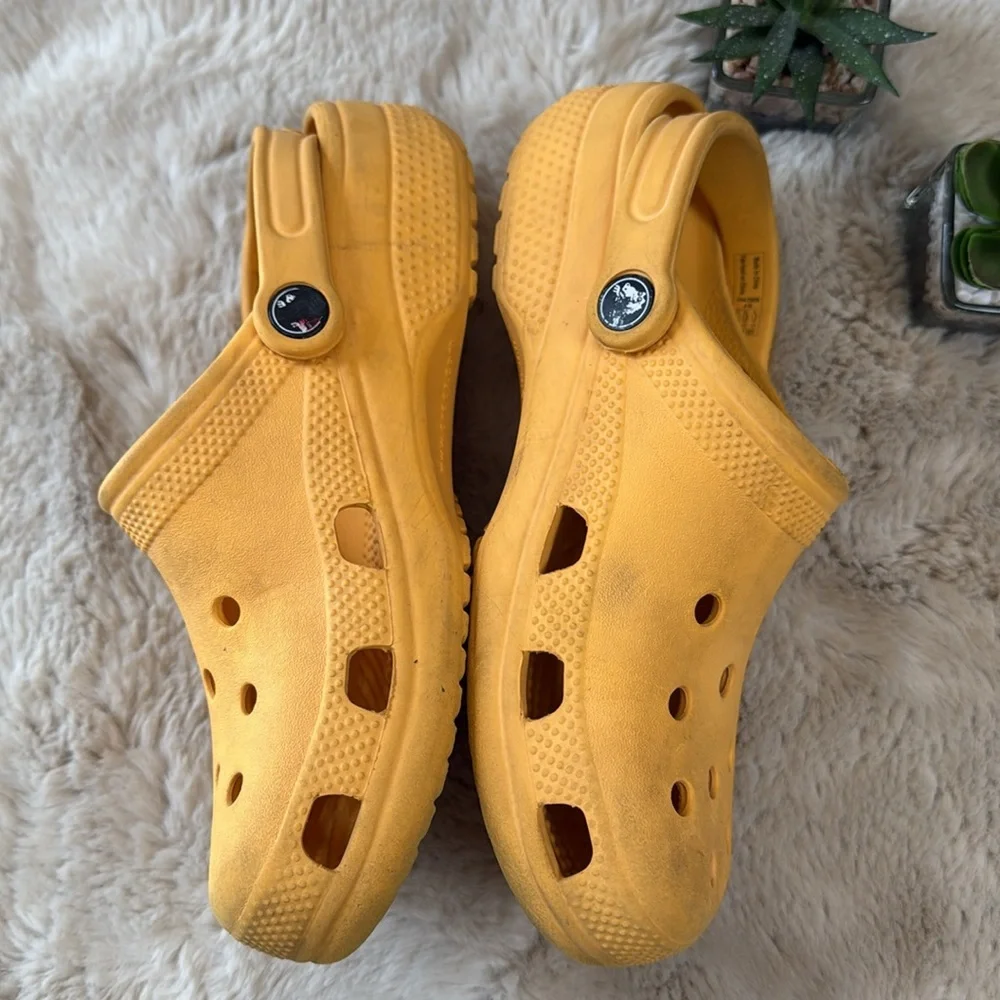 Crocs Sandals Water Shoes Slip On Clogs Rubber Kids Youth Size 5 Orange